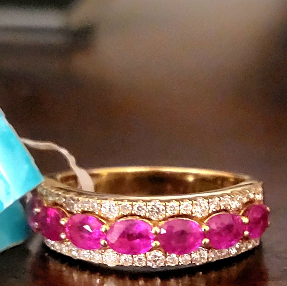 EFFY, Ruby and Diamond ring I n 14K yellow gold.
